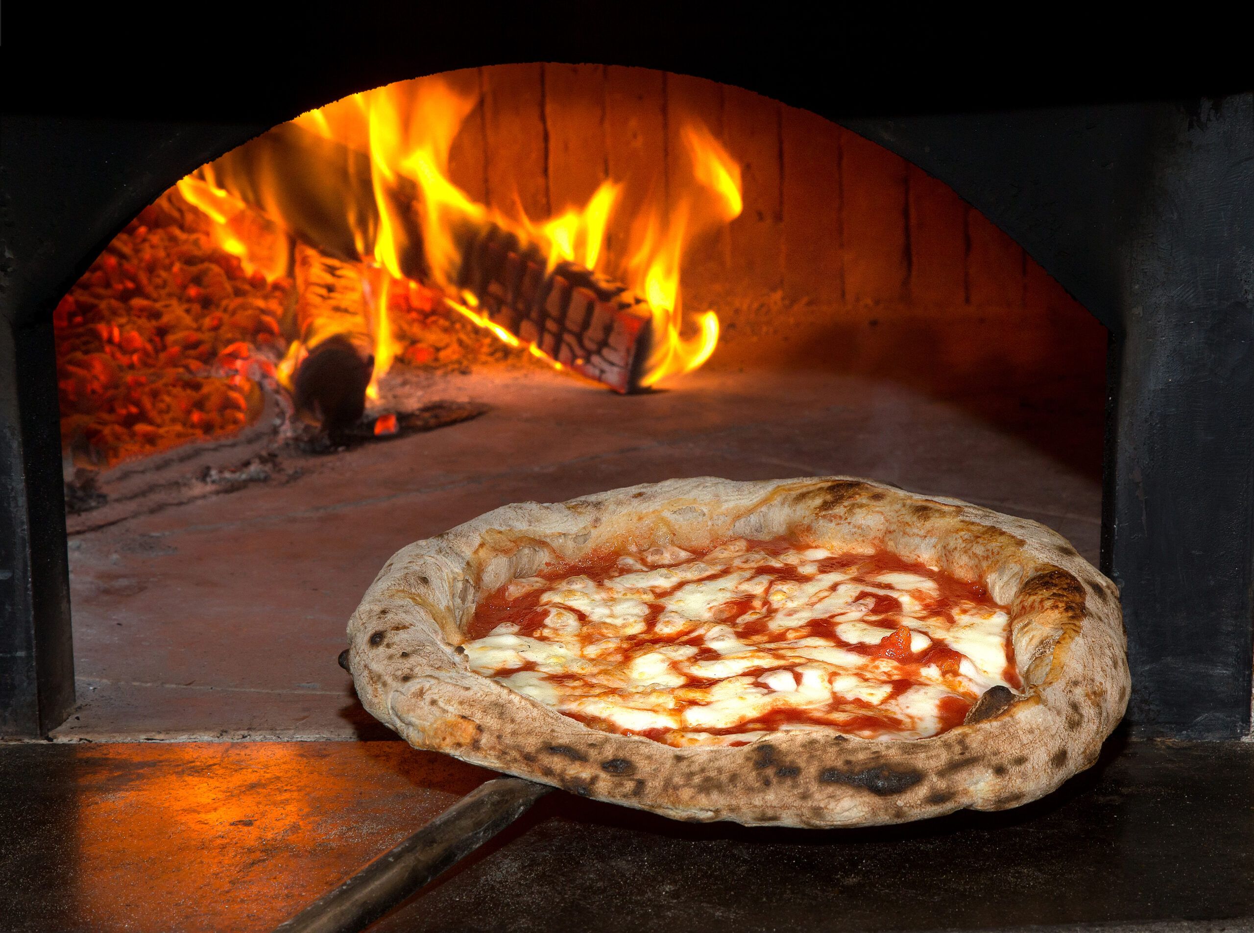 Pizza accanto al forno