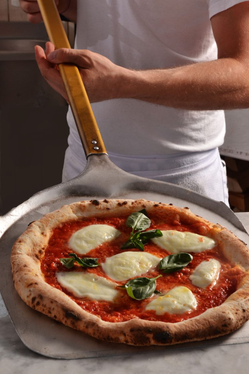 Preparazione della pizza margherita in forno